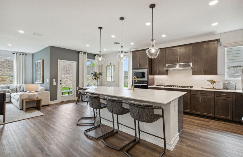 Eat-in bartop island and pendant lighting