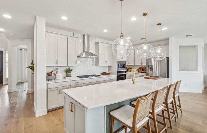 Eat-in island kitchen with pendant lighting*model representation