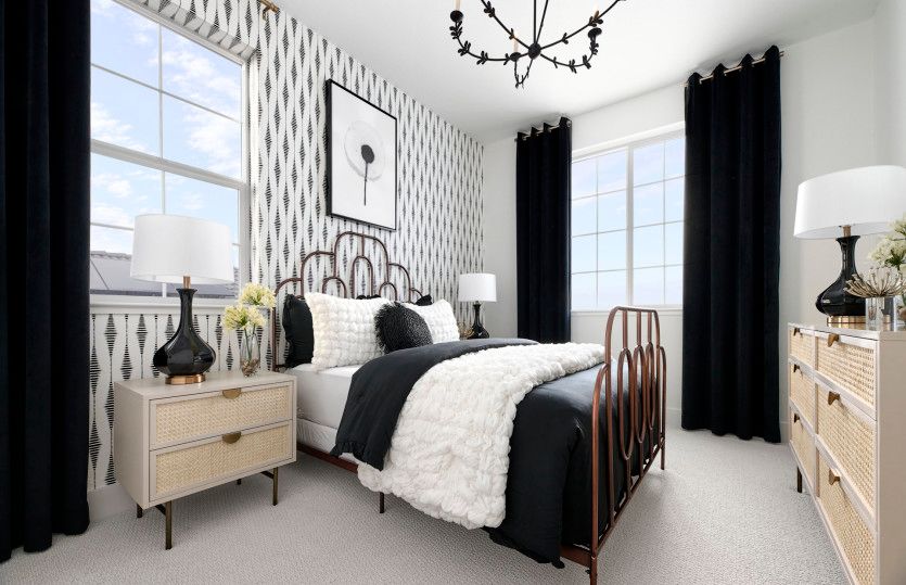 Guest bedroom with spacious closet