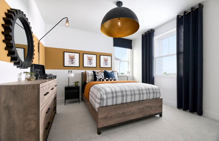 Guest bedroom with spacious closet