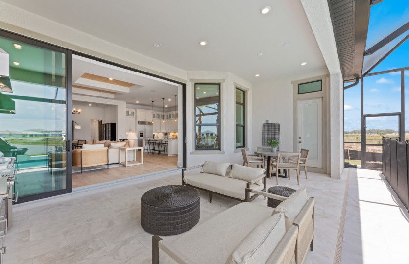 Covered lanai, perfect for entertaining