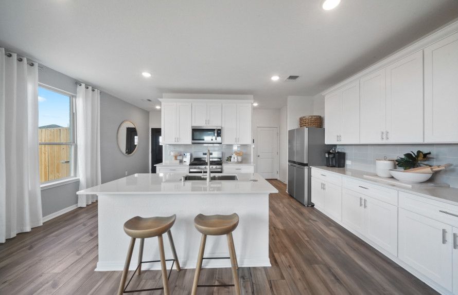 Kitchen Island & Breakfast Bar