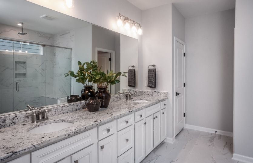 Moorpark Owner's Bath