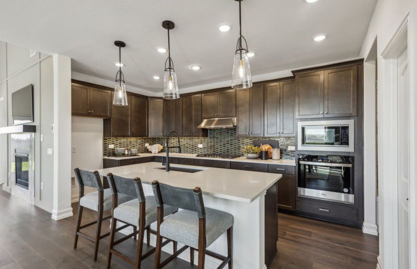 Eat-in island in kitchen