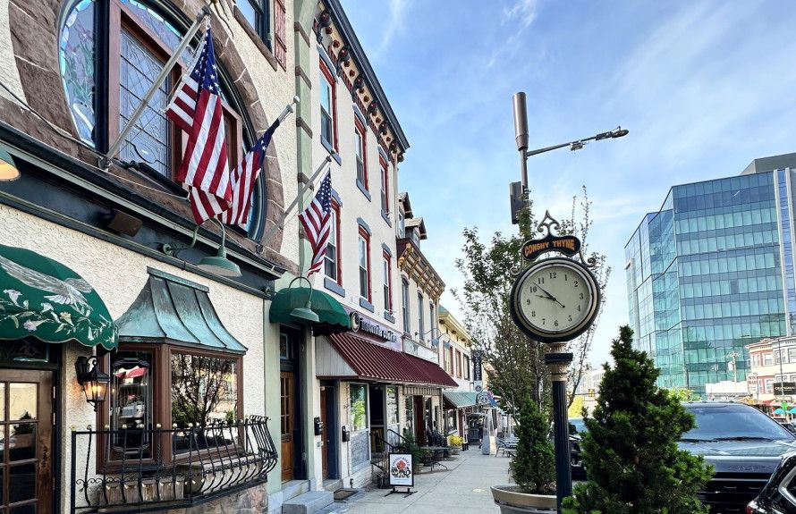 Dine along Fayette Street