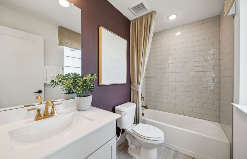 Spacious secondary bathroom