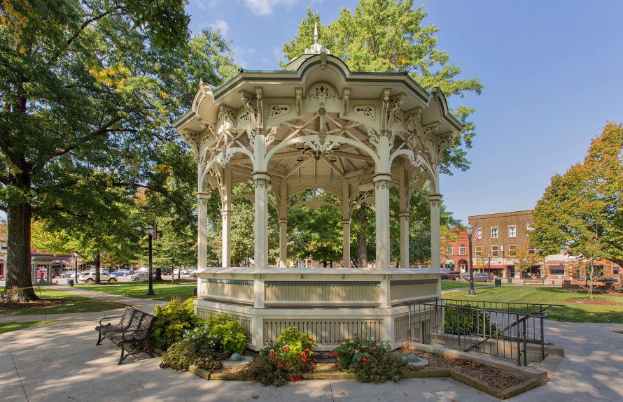 Minutes to Downtown Medina