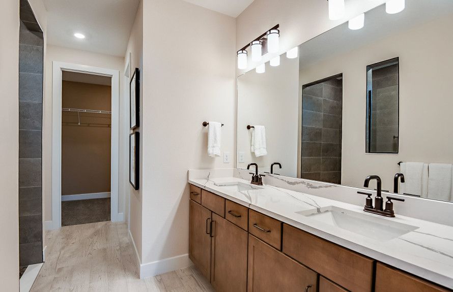 Dual Sink Owner's Bath