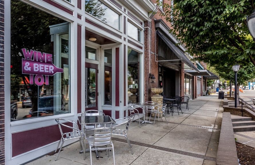 Minutes to Shopping & Dining