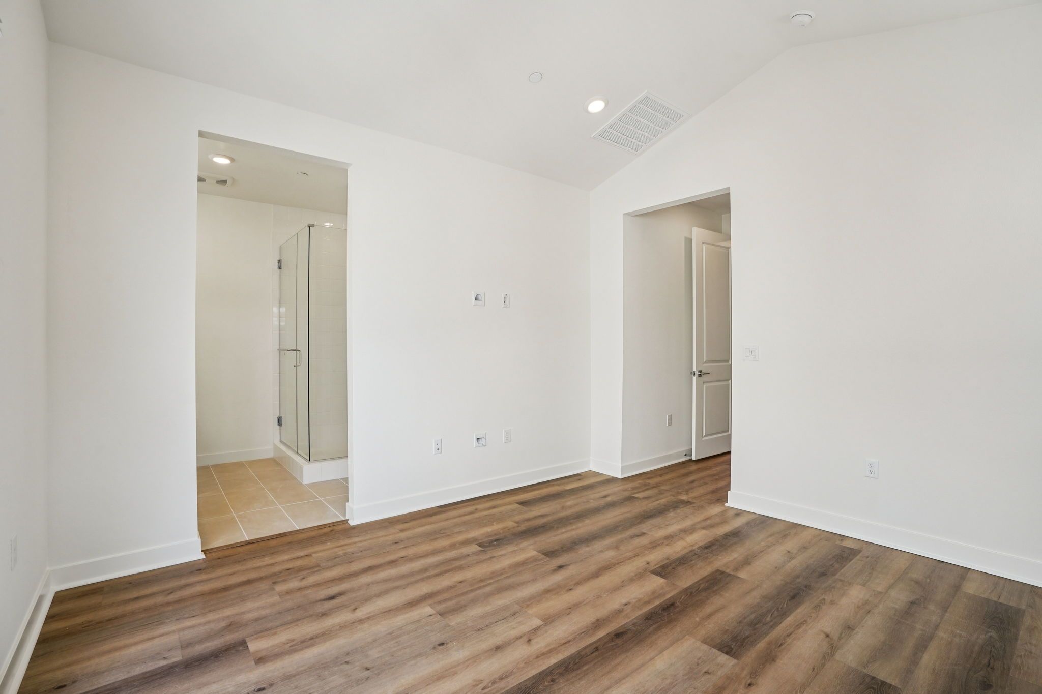 Primary bedroom with ensuite and walk-in closet