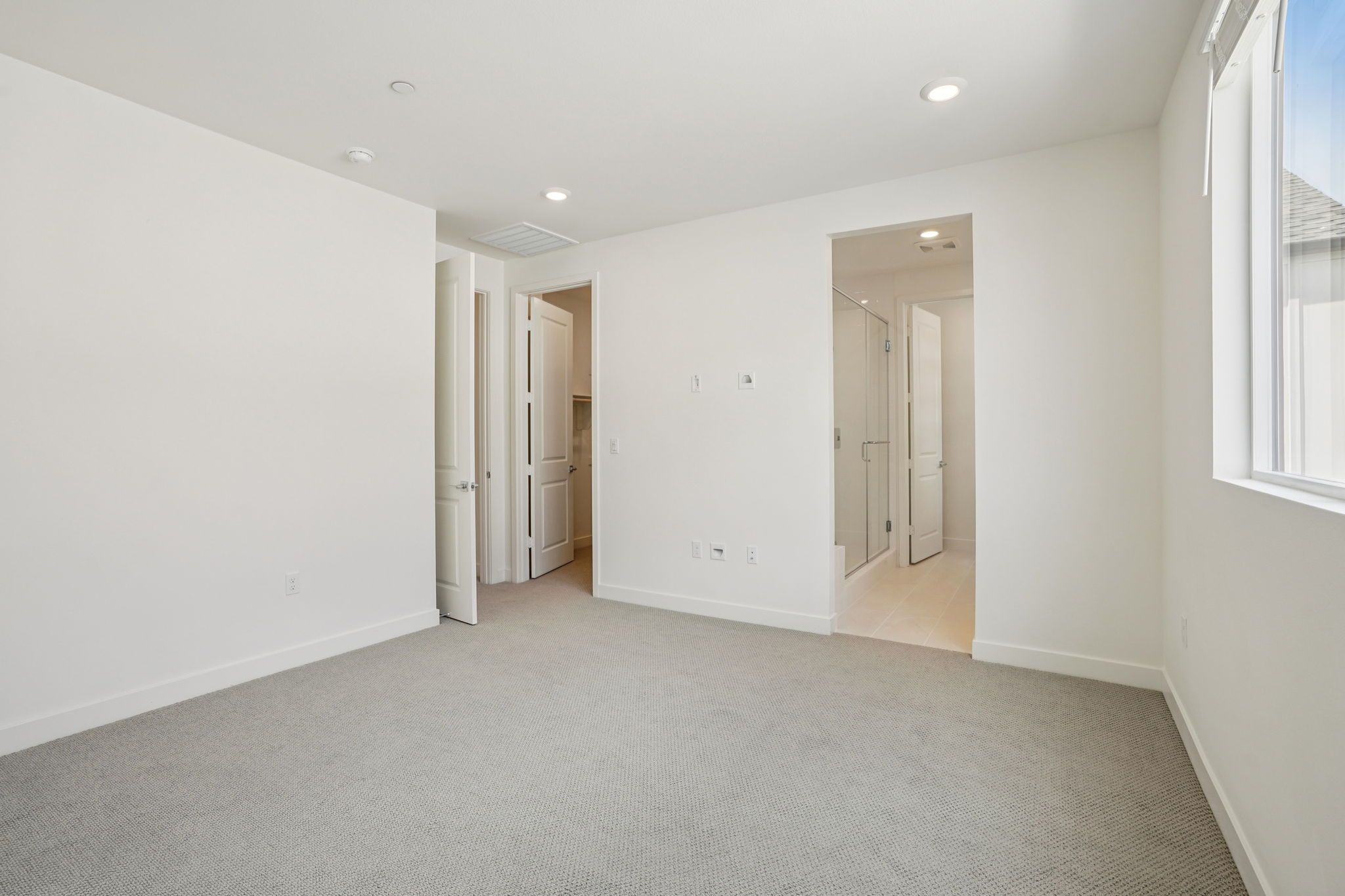 Primary bedroom with ensuite and walk-in closet