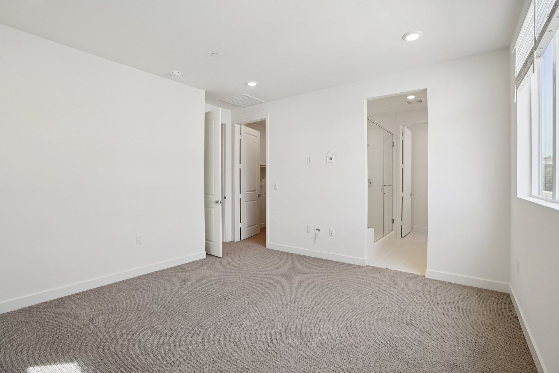Primary bedroom with ensuite and walk-in closet