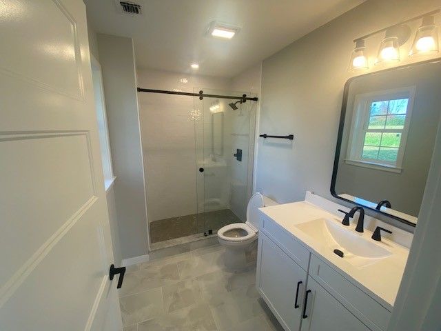 Photo highlights recent build. Options to personalize are available. 