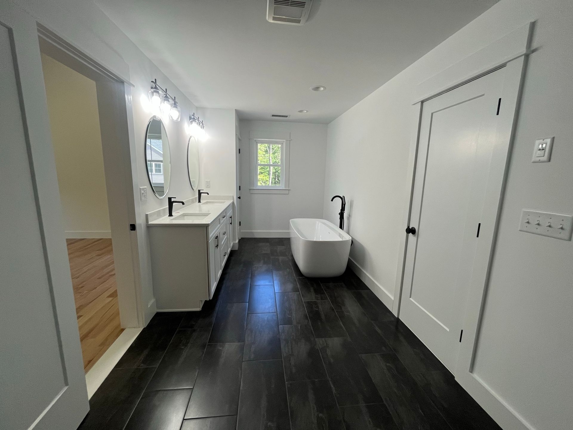 Photos highlight recent build. Options to personalize are available. 
