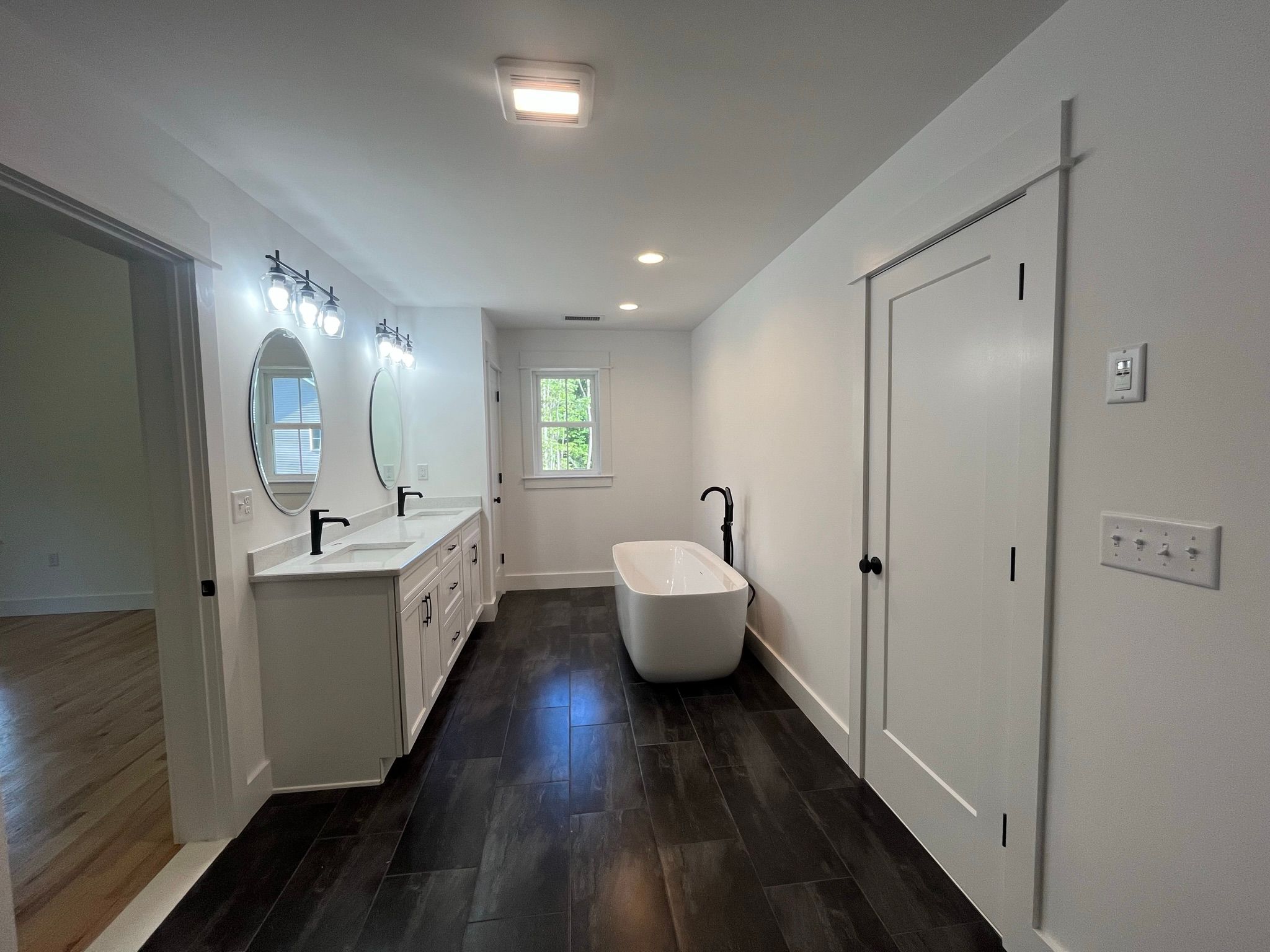Photos highlight recent build. Options to personalize are available. 