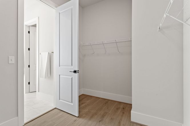 Aurora II - Closet