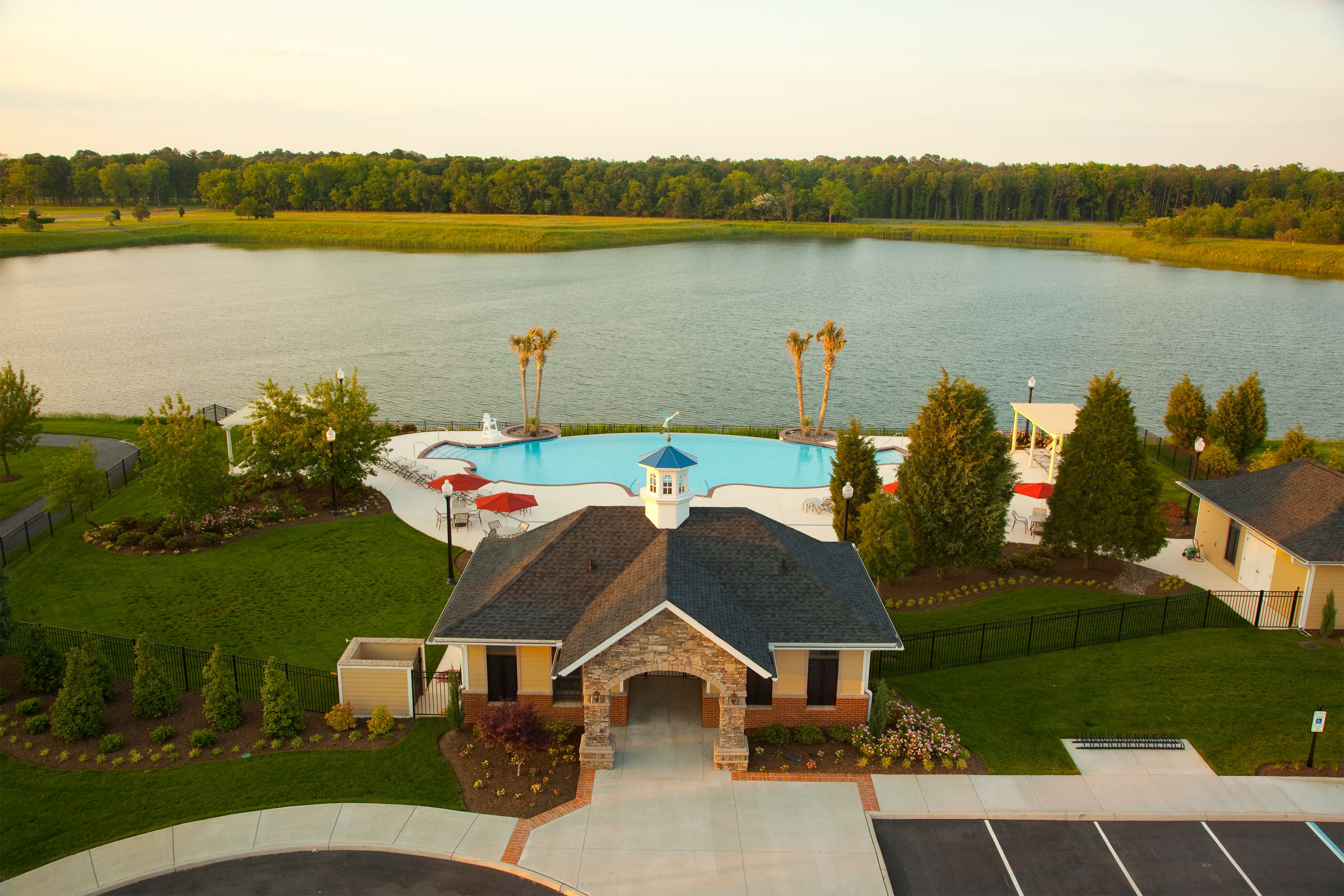 casa en Riverfront 55+ Elevator Condos por Ryan Homes