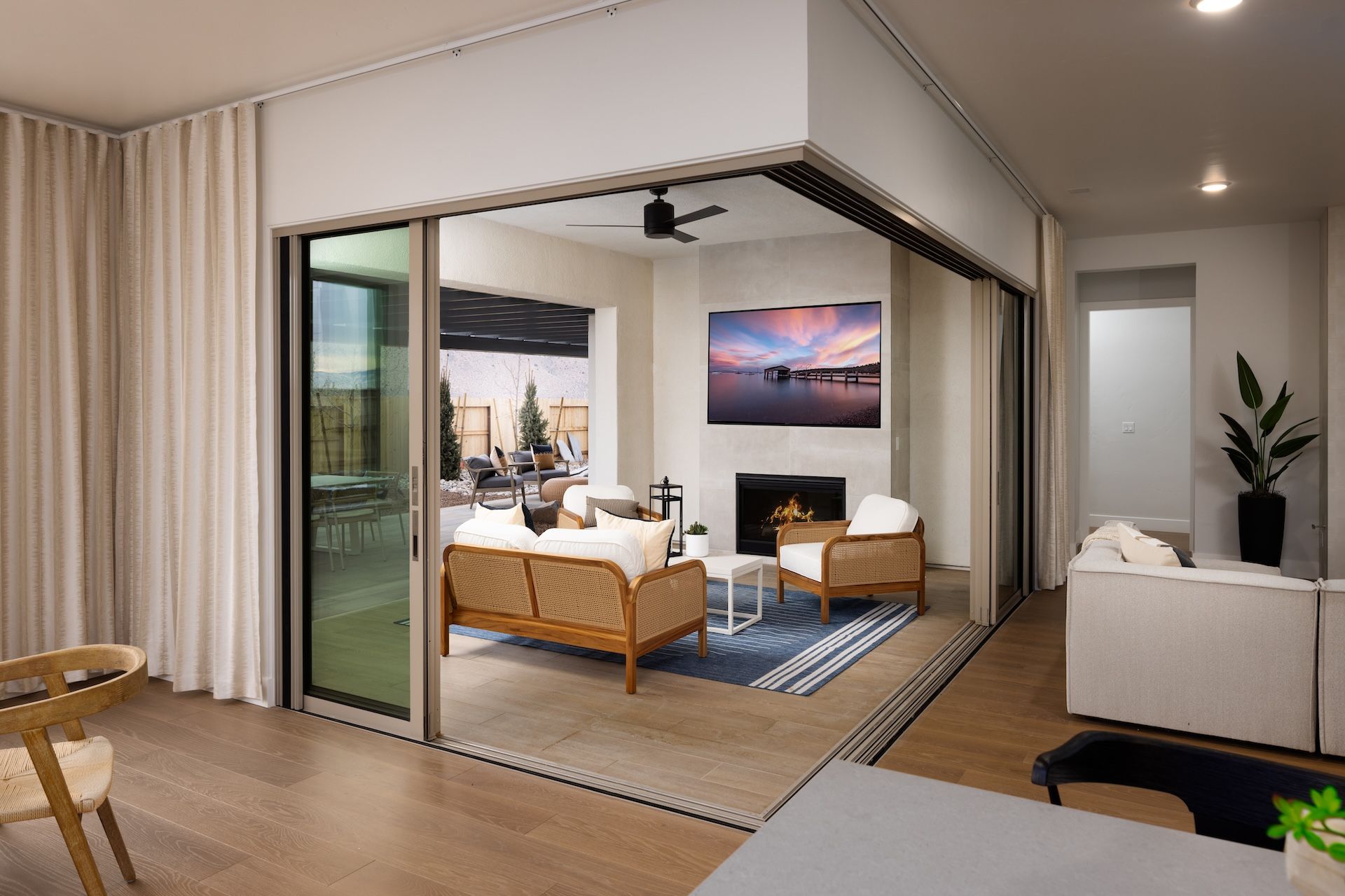 Corner Slider with Screens