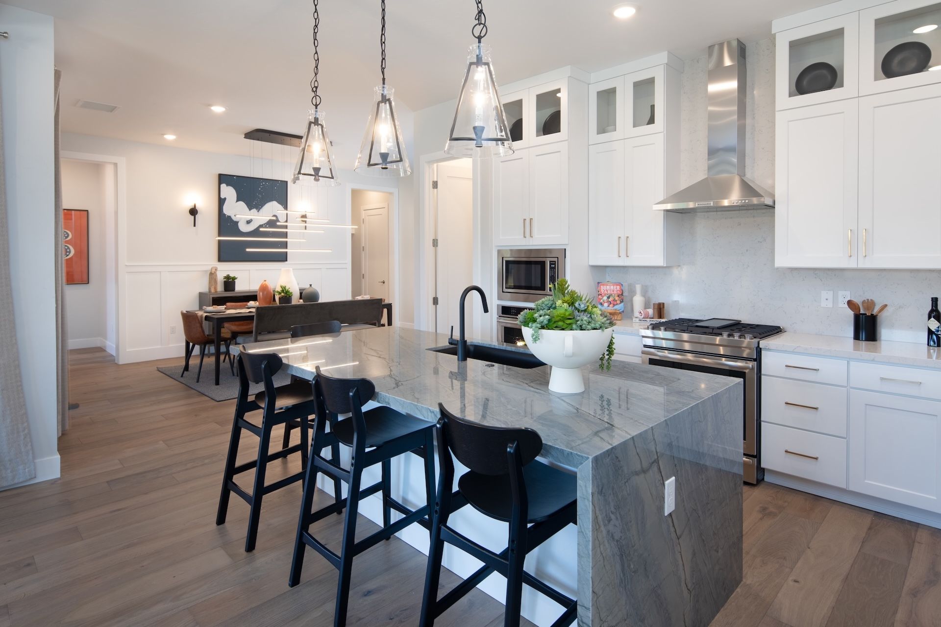 Kitchen & Dining Area
