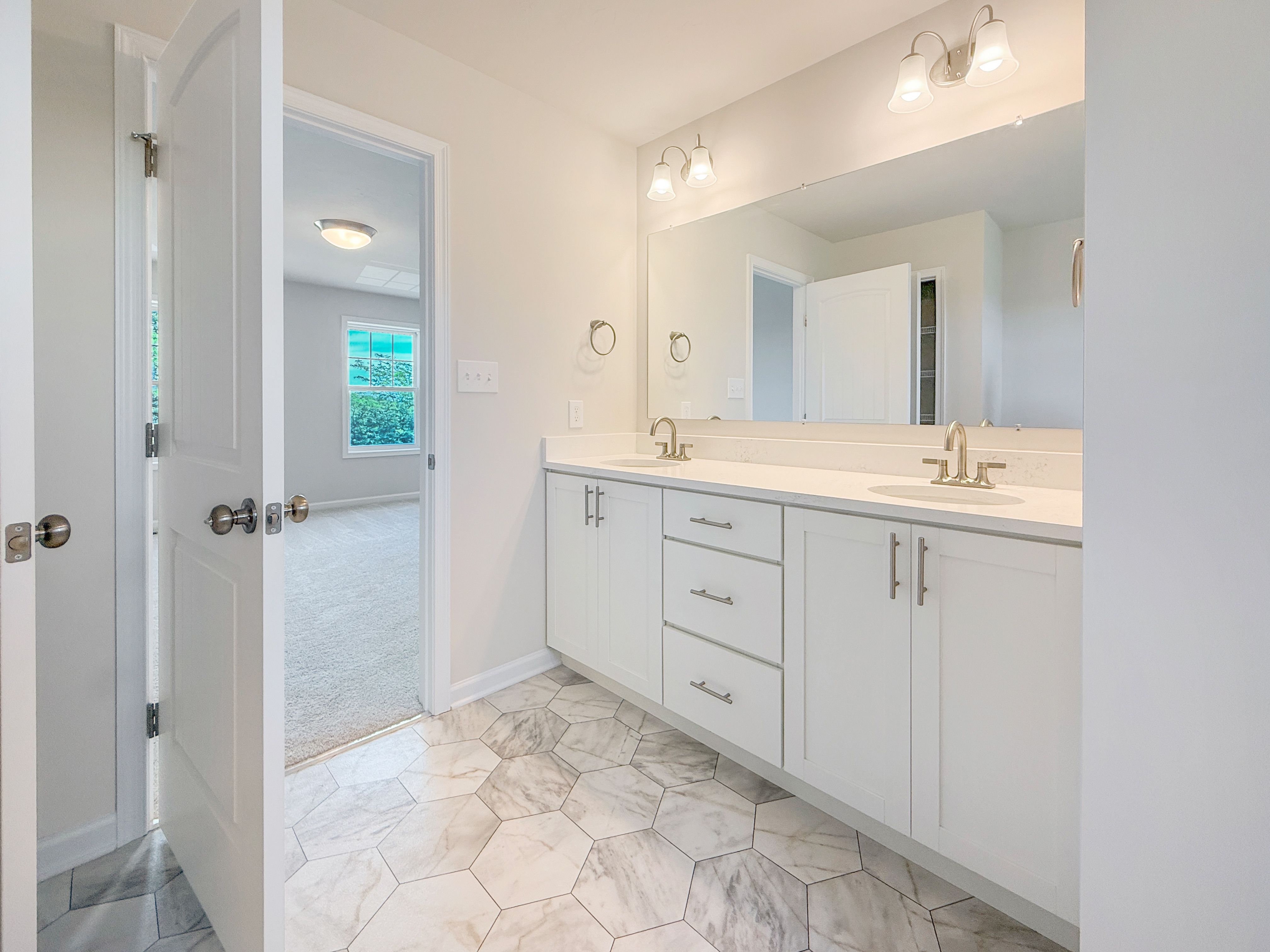 Greenwood C | Owner's Bath