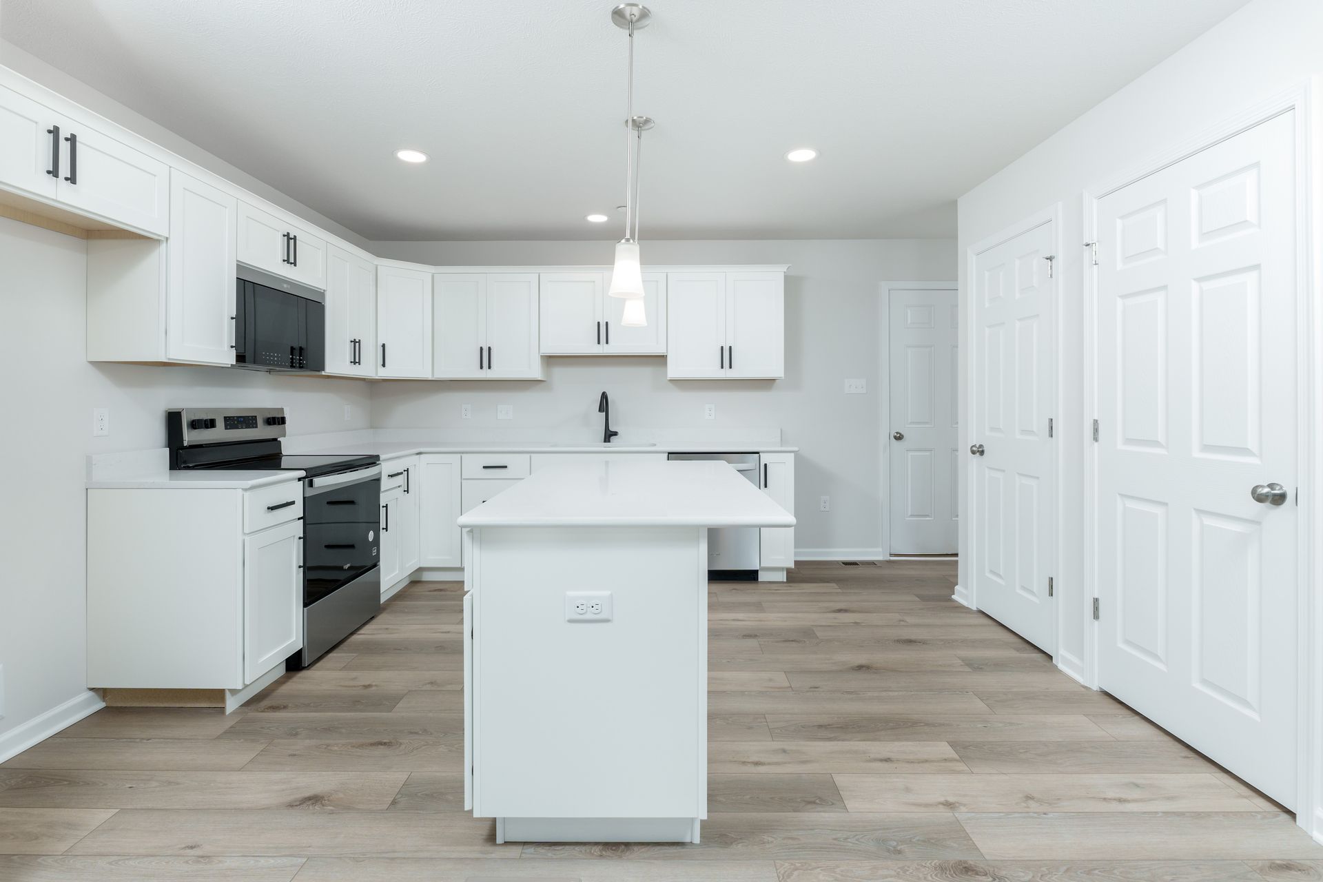 Woodfield-GP127-155-JackPine-Kitchen-2