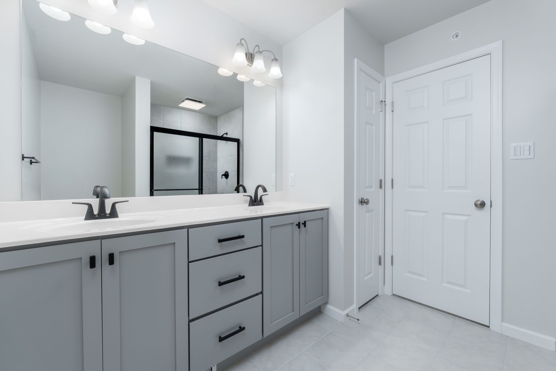 Woodfield-GP127-155-JackPine-Luxury-Owners-Bath-5