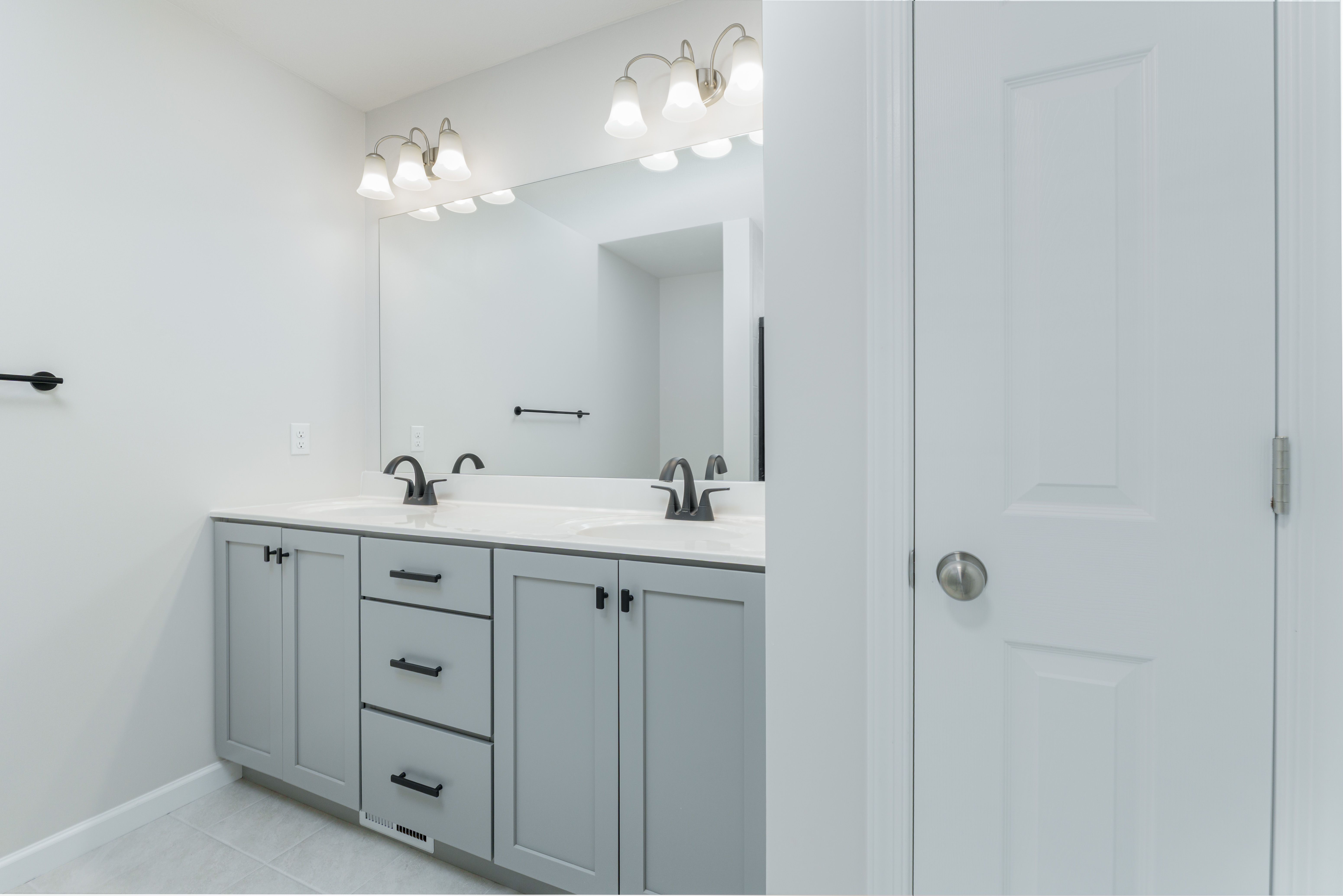 Woodfield-GP127-155-JackPine-Luxury-Owners-Bath-2