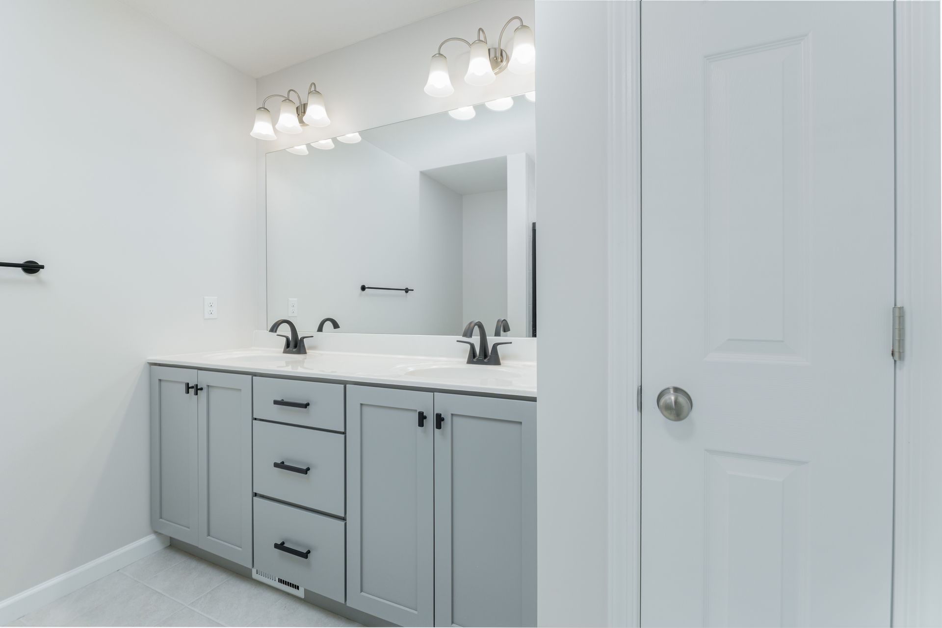 Woodfield-GP127-155-JackPine-Luxury-Owners-Bath-2
