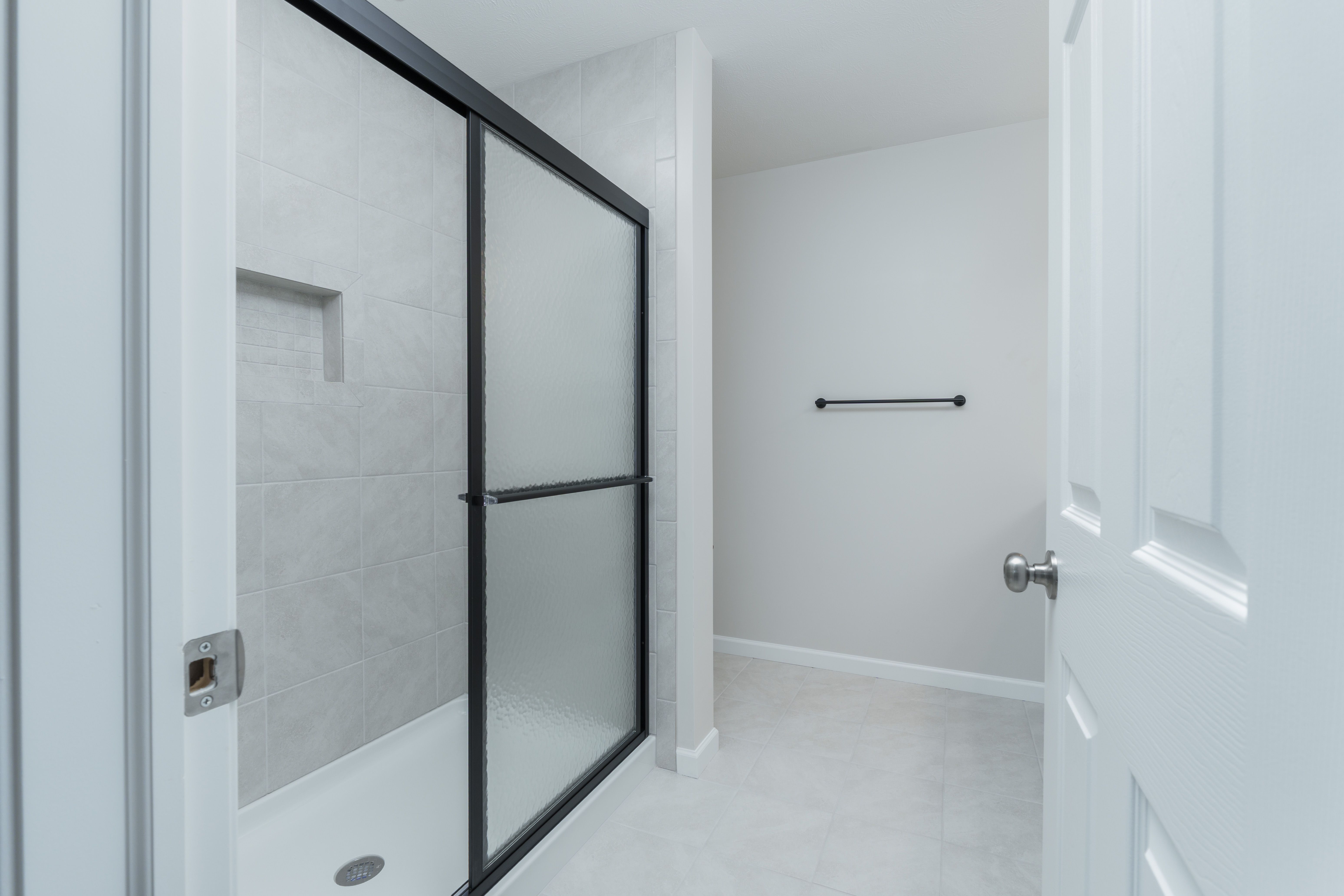 Woodfield-GP127-155-JackPine-Luxury-Owners-Bath-1