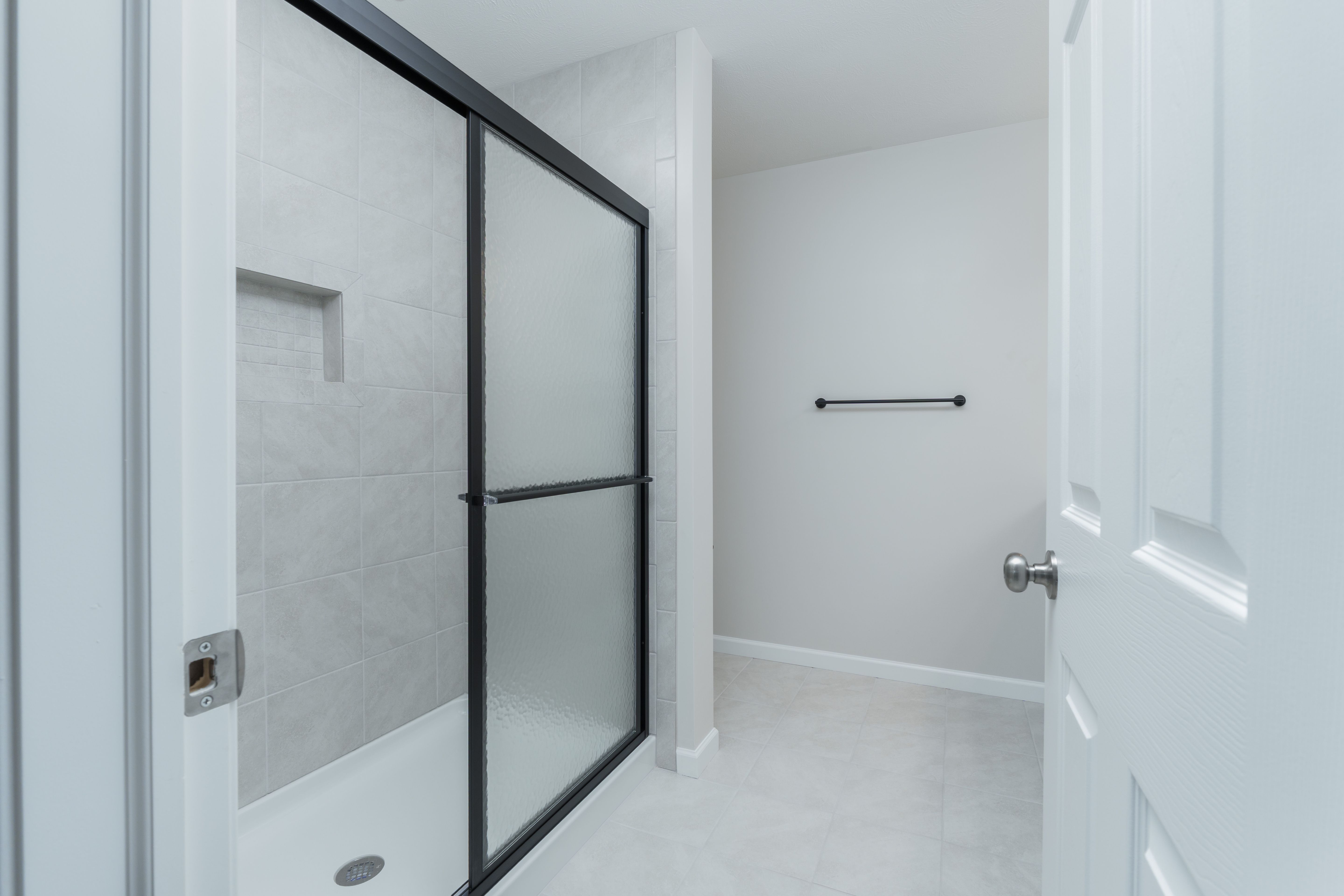 Woodfield-GP127-155-JackPine-Luxury-Owners-Bath-1