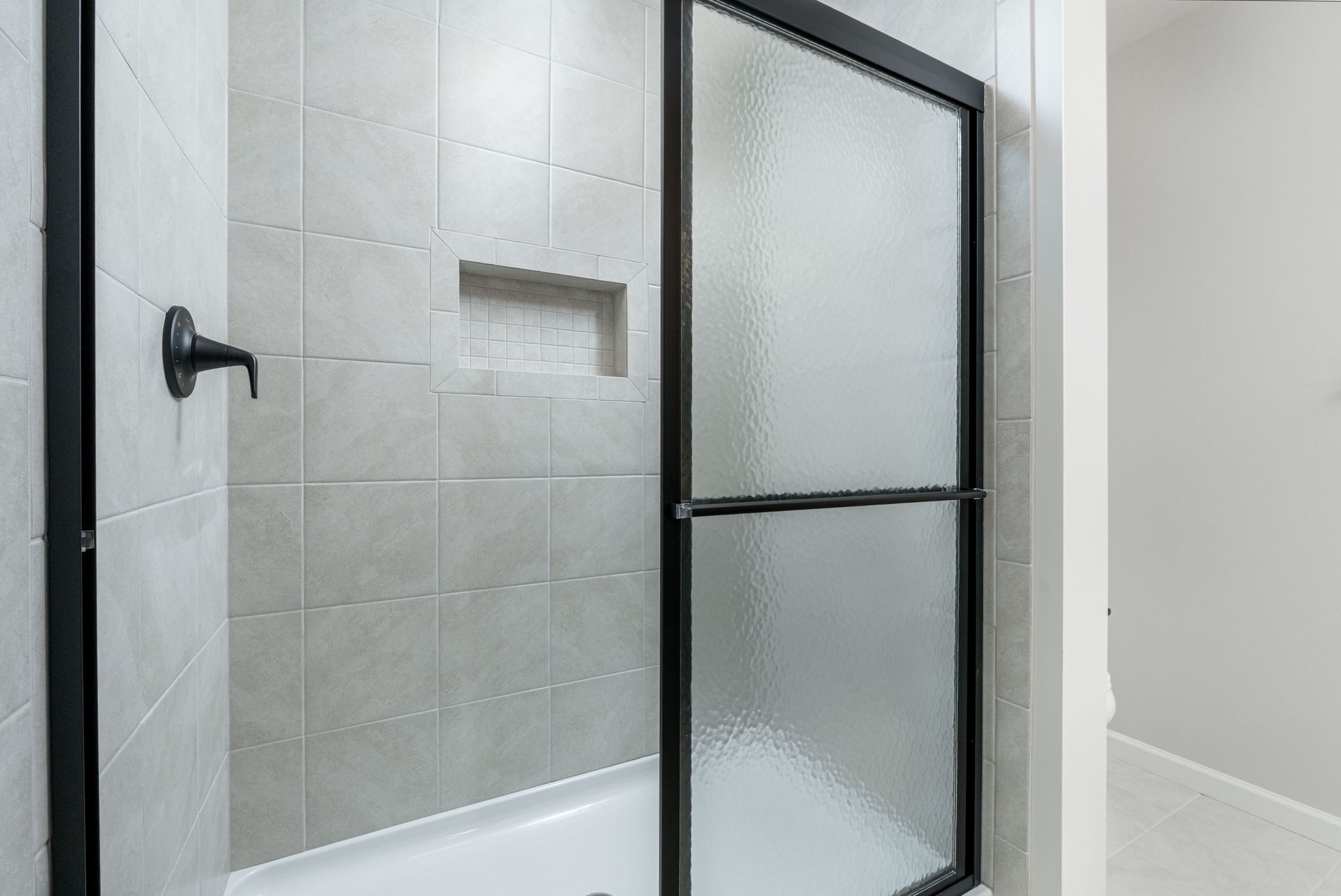 Woodfield-GP127-155-JackPine-Luxury-Owners-Bath-4