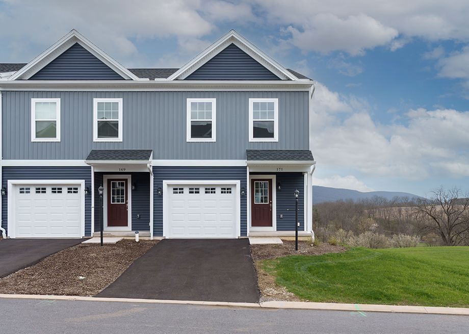 Steeplechase Townhomes por S&A Homes en State College Pennsylvania