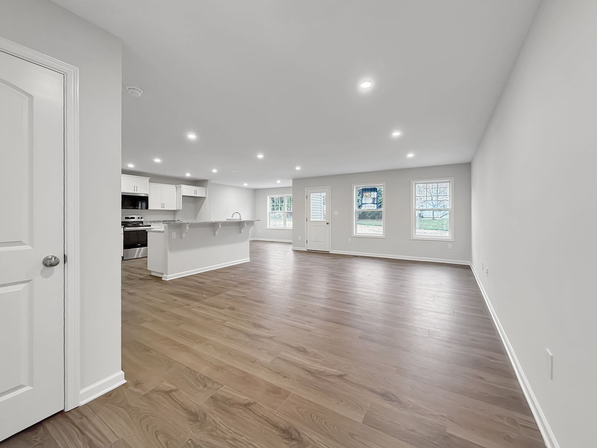 Hampton-B-FP15-Great-Room-Kitchen-1