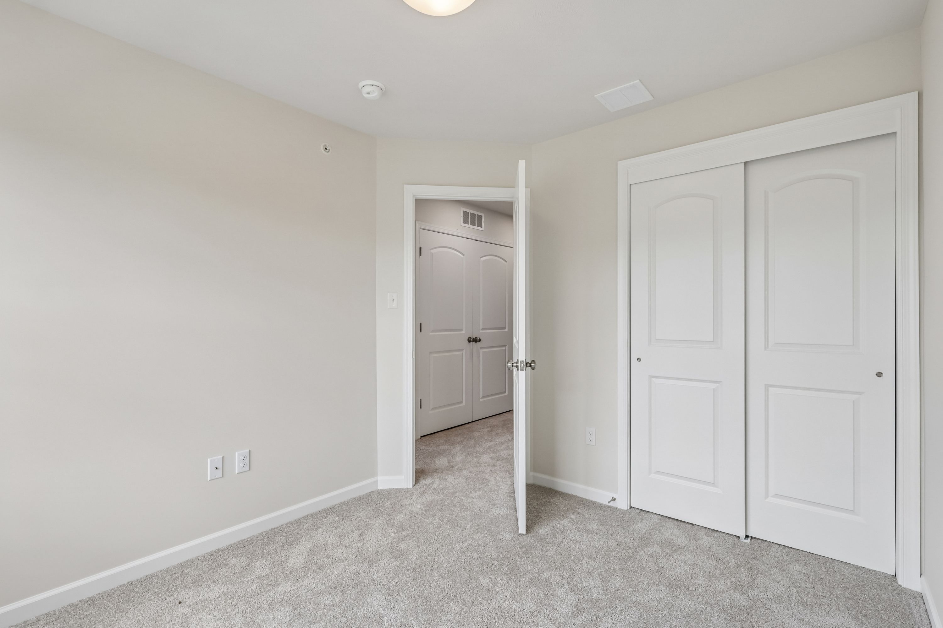 Redfield-SCTH91-Bedroom-2-1