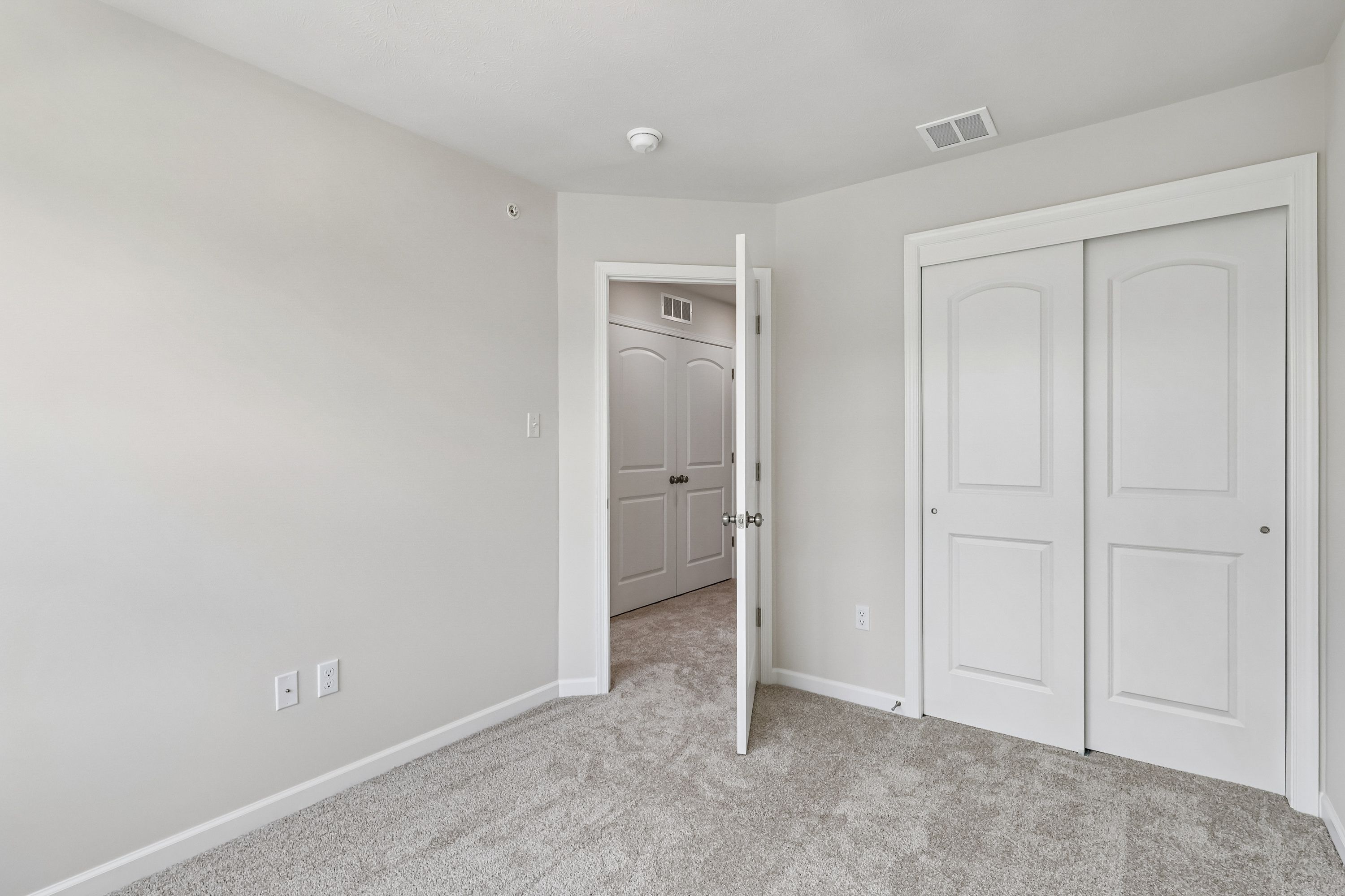 Redfield-SCTH92-Bedroom-2-1