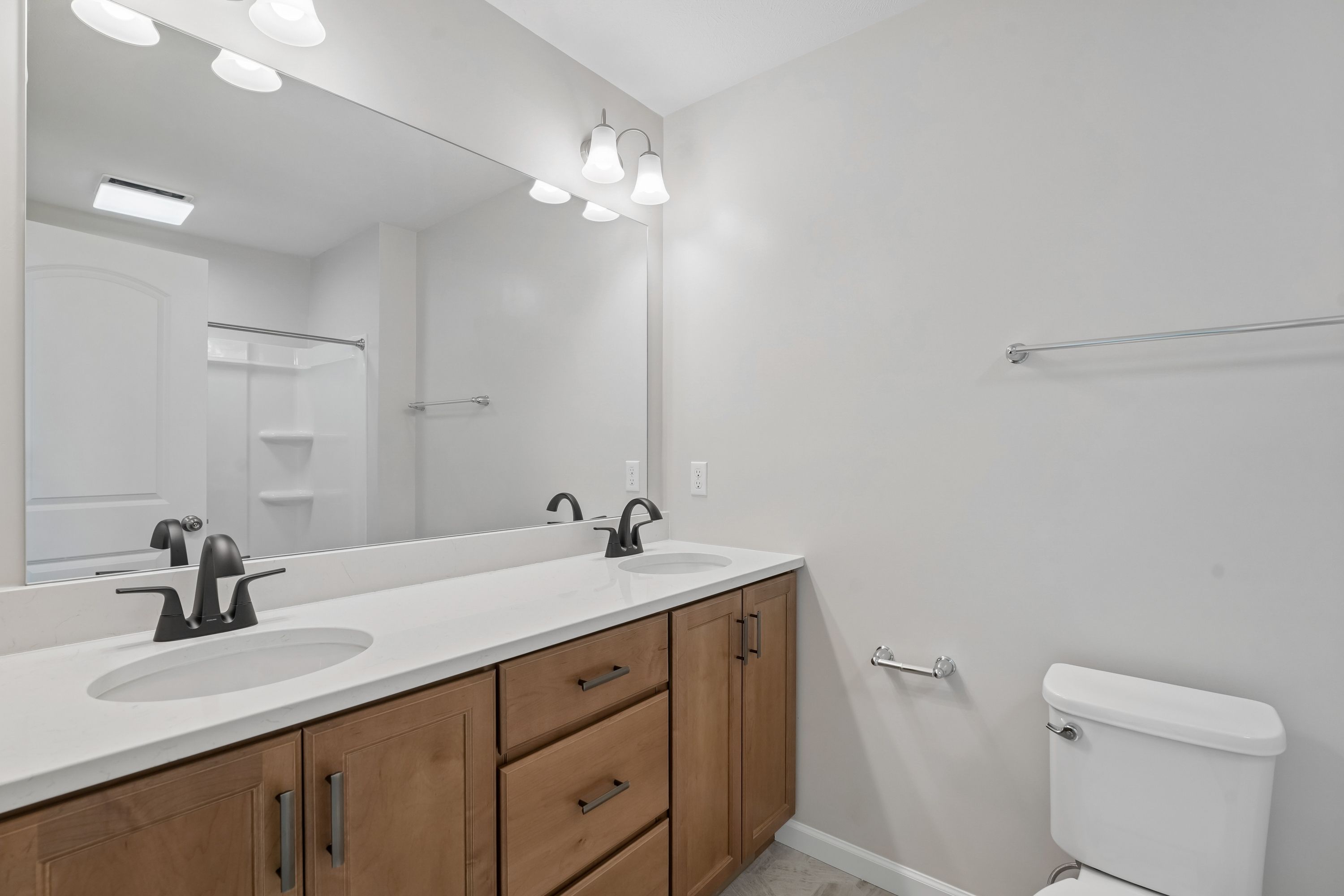 Redfield-SCTH93-Owners-Bath-1