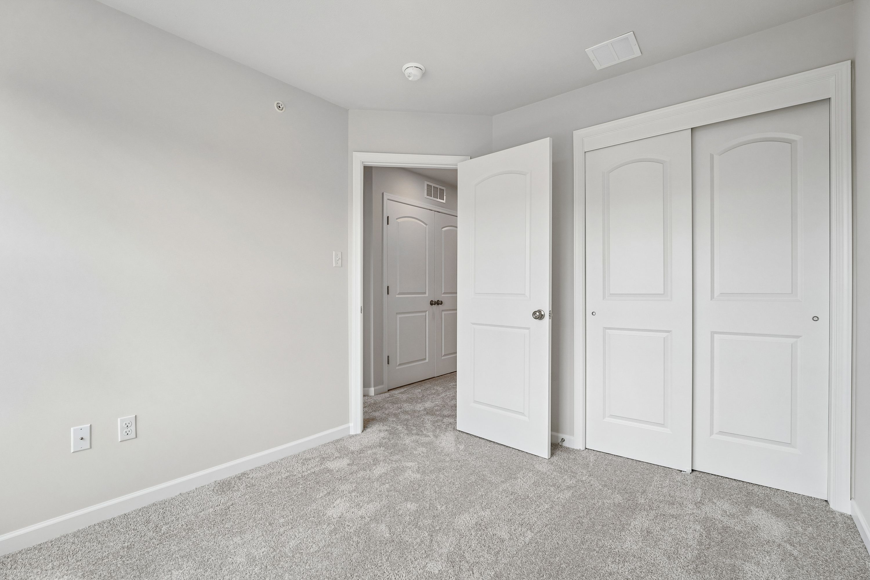 Redfield-SCTH95-Bedroom-2-2