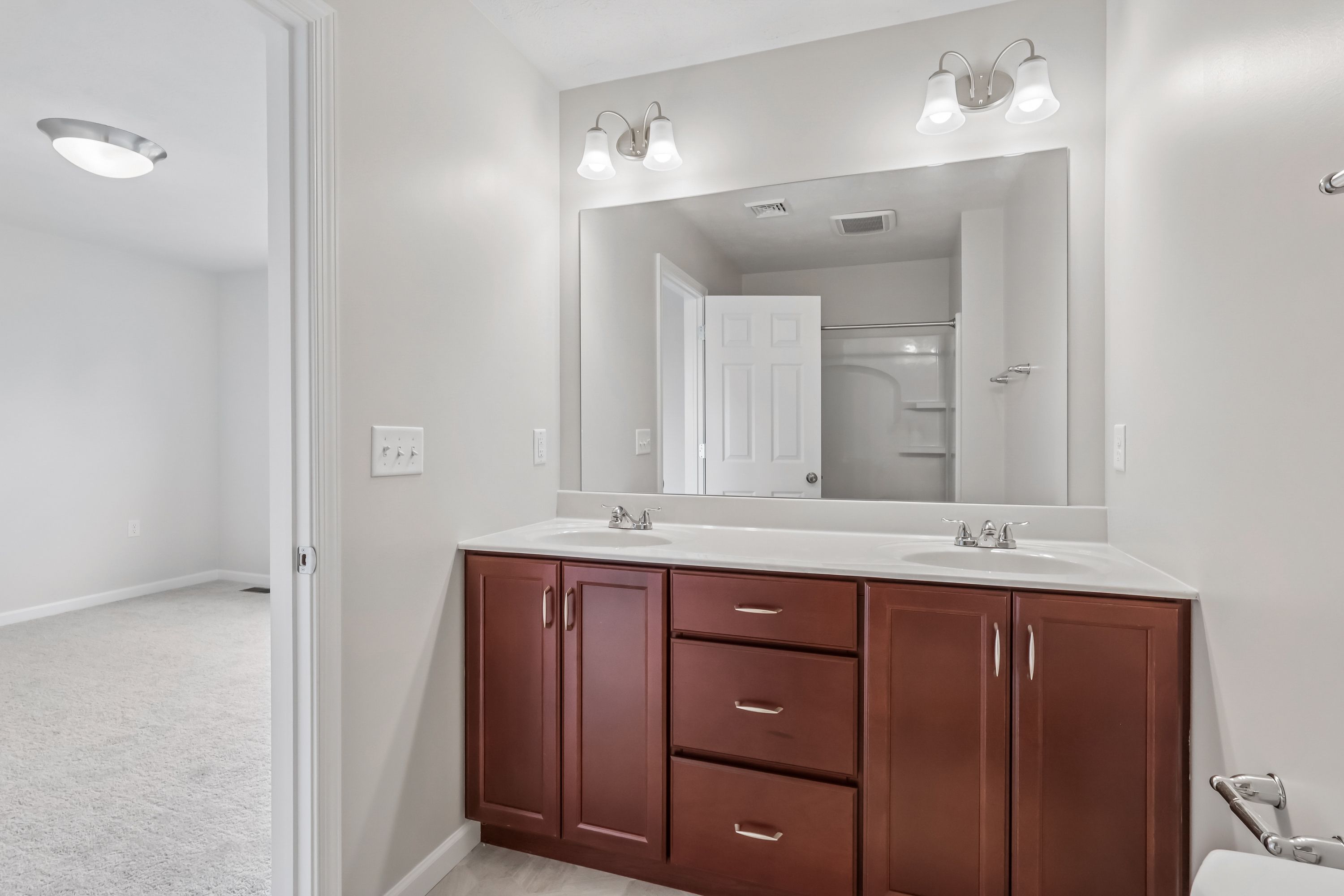 Redfield-SCTH74-Owners-Bath-3
