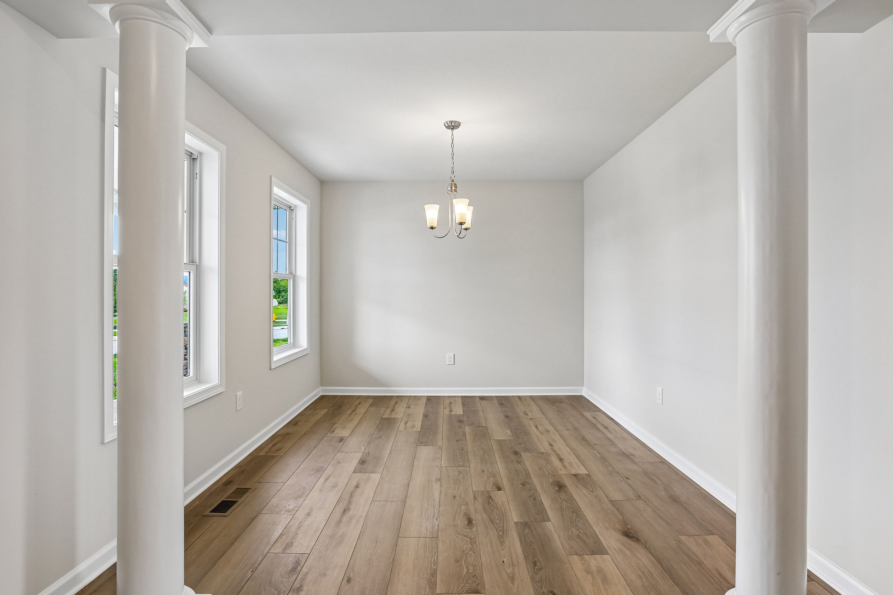 Crestmont-C-AV33-Dining-Room-2
