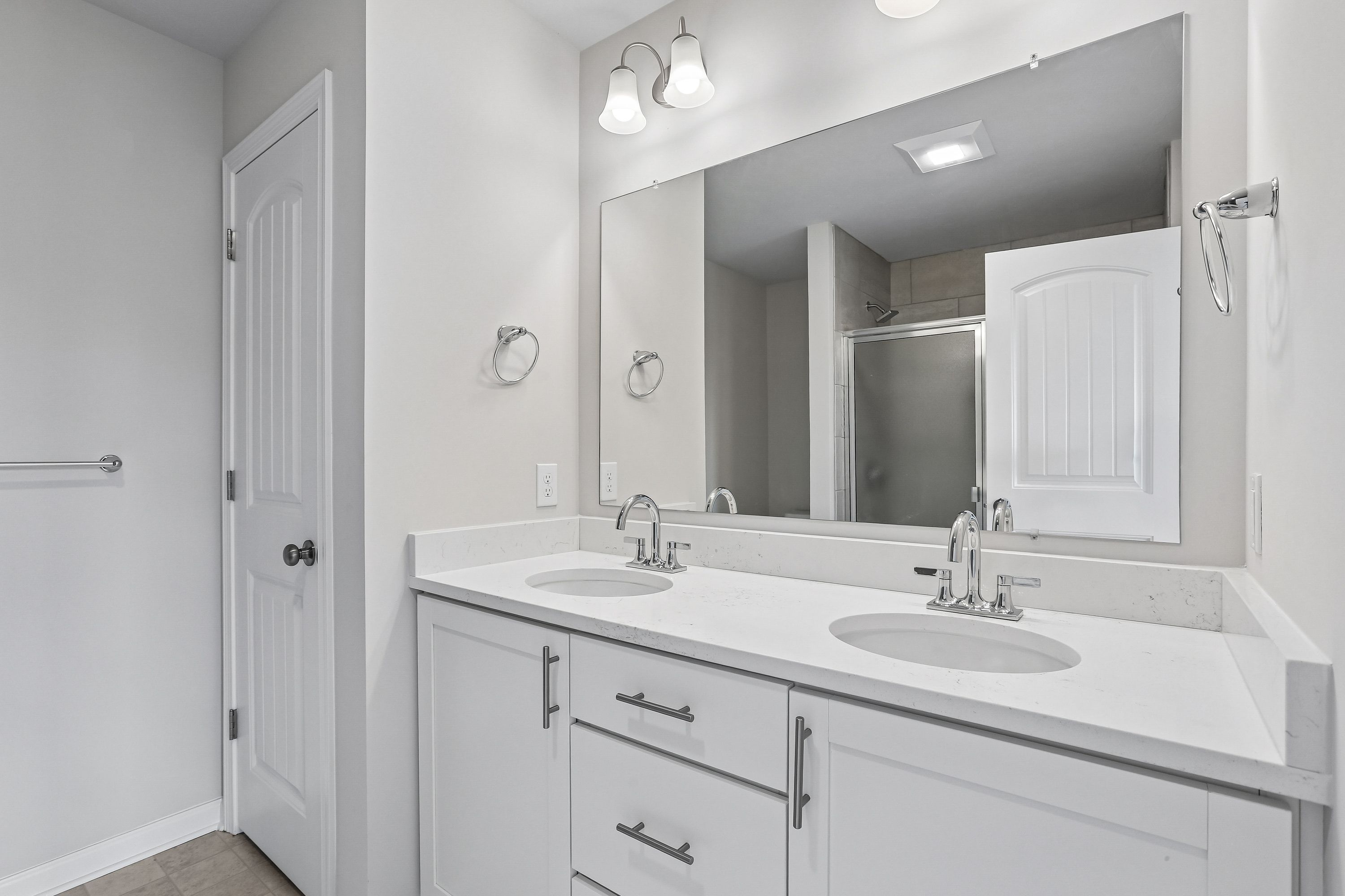 Crestmont-C-AV33-Owners-Bath-1
