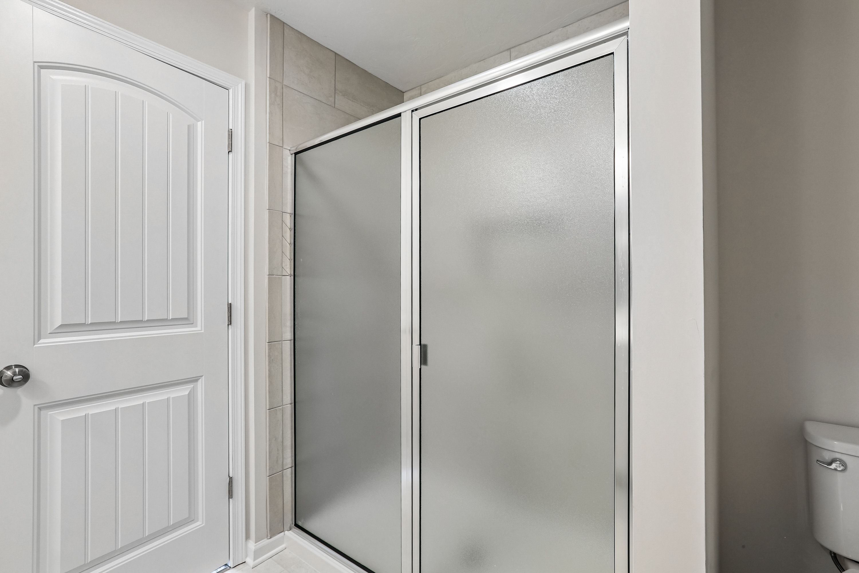 Crestmont-C-AV33-Owners-Bath-2
