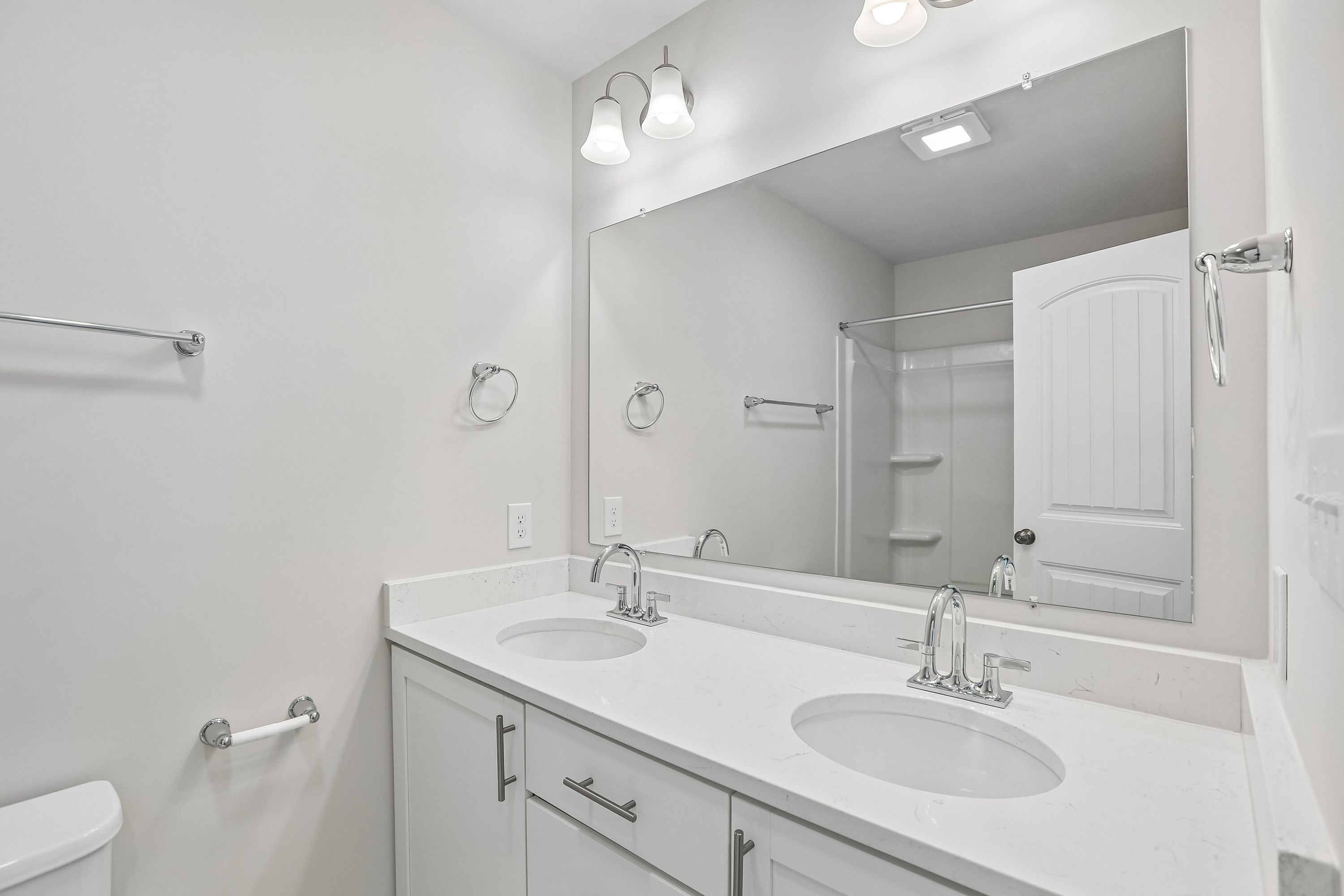 Crestmont-C-AV33-Bath-2-1