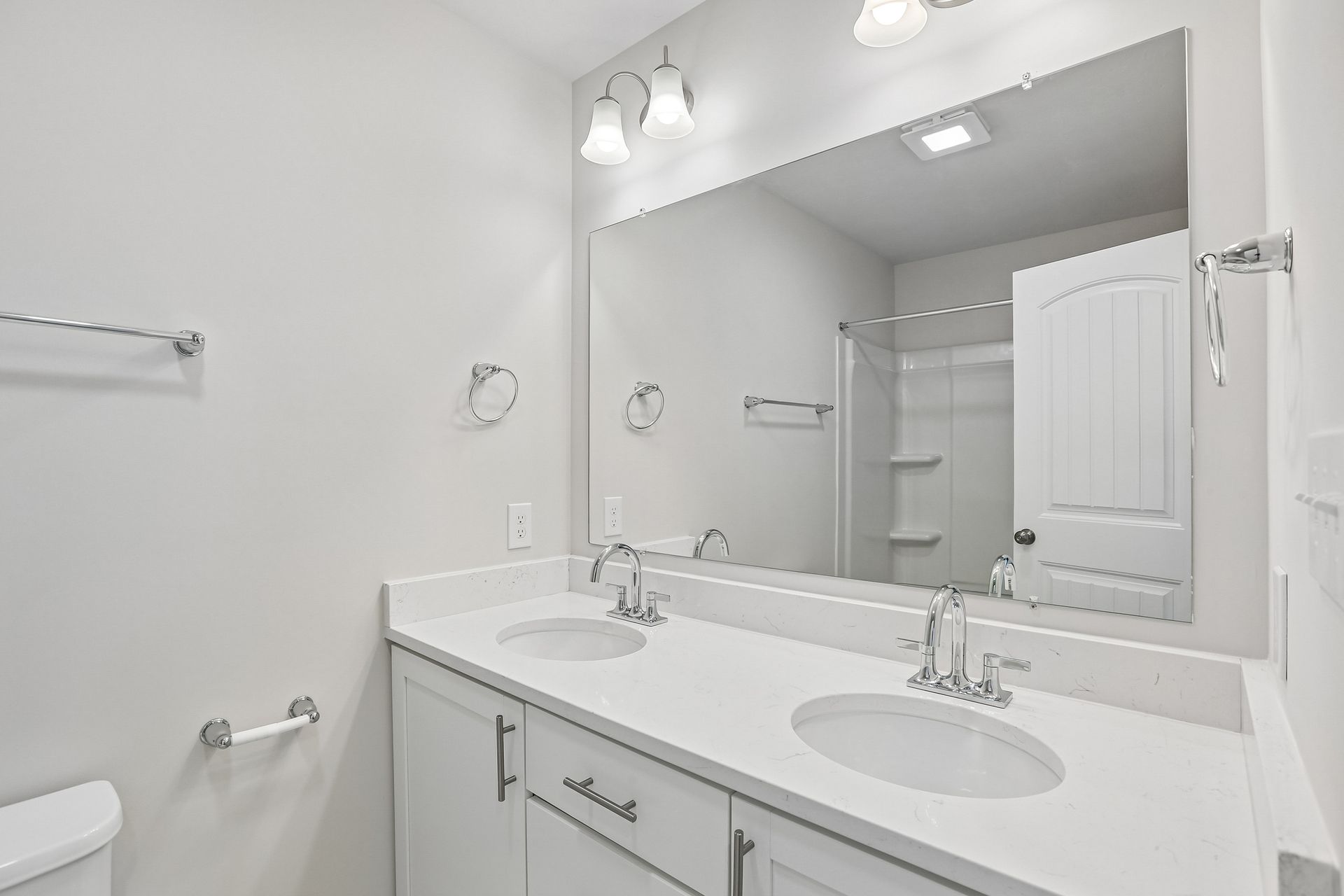 Crestmont-C-AV33-Bath-2-1