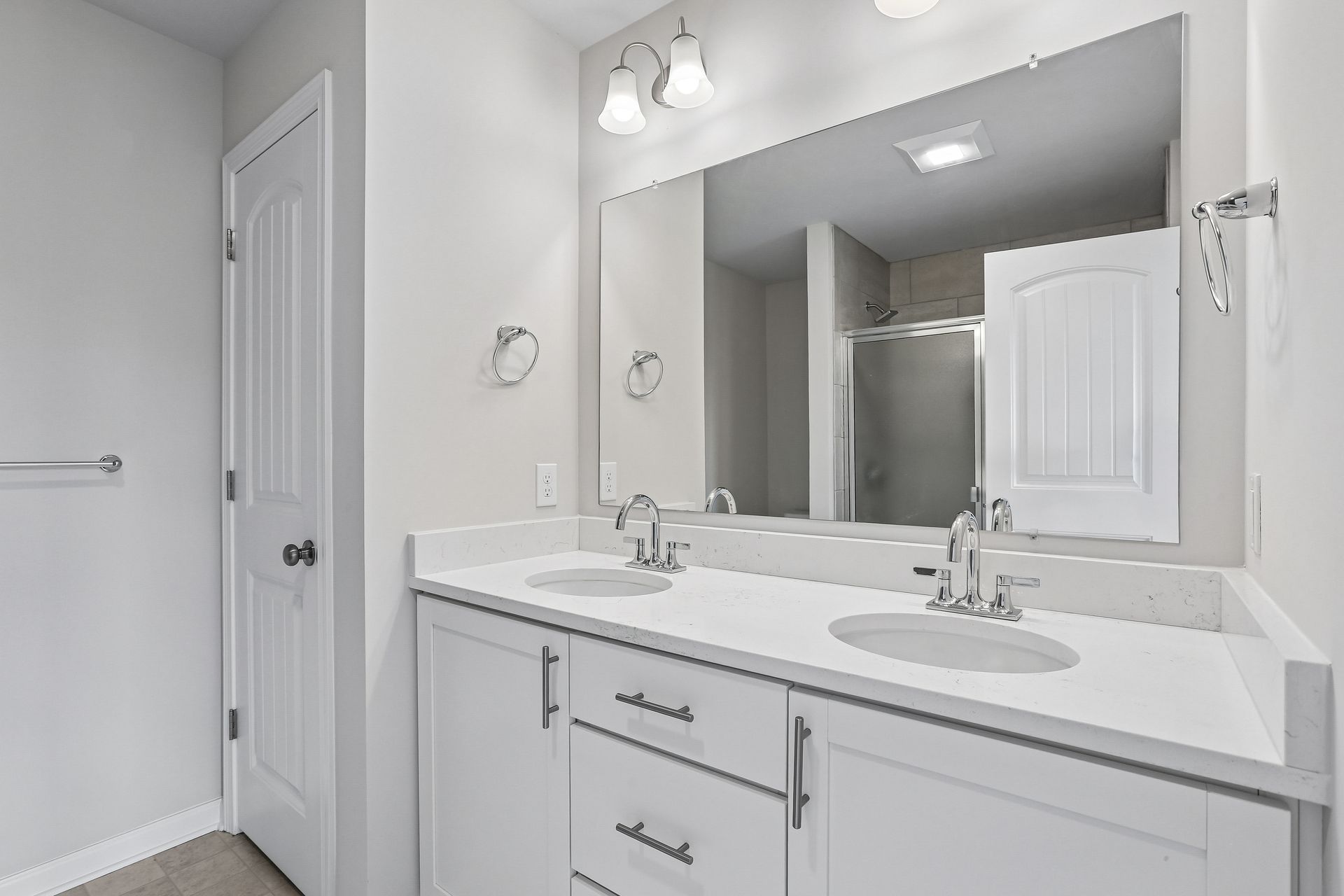 Crestmont-C-AV33-Owners-Bath-1