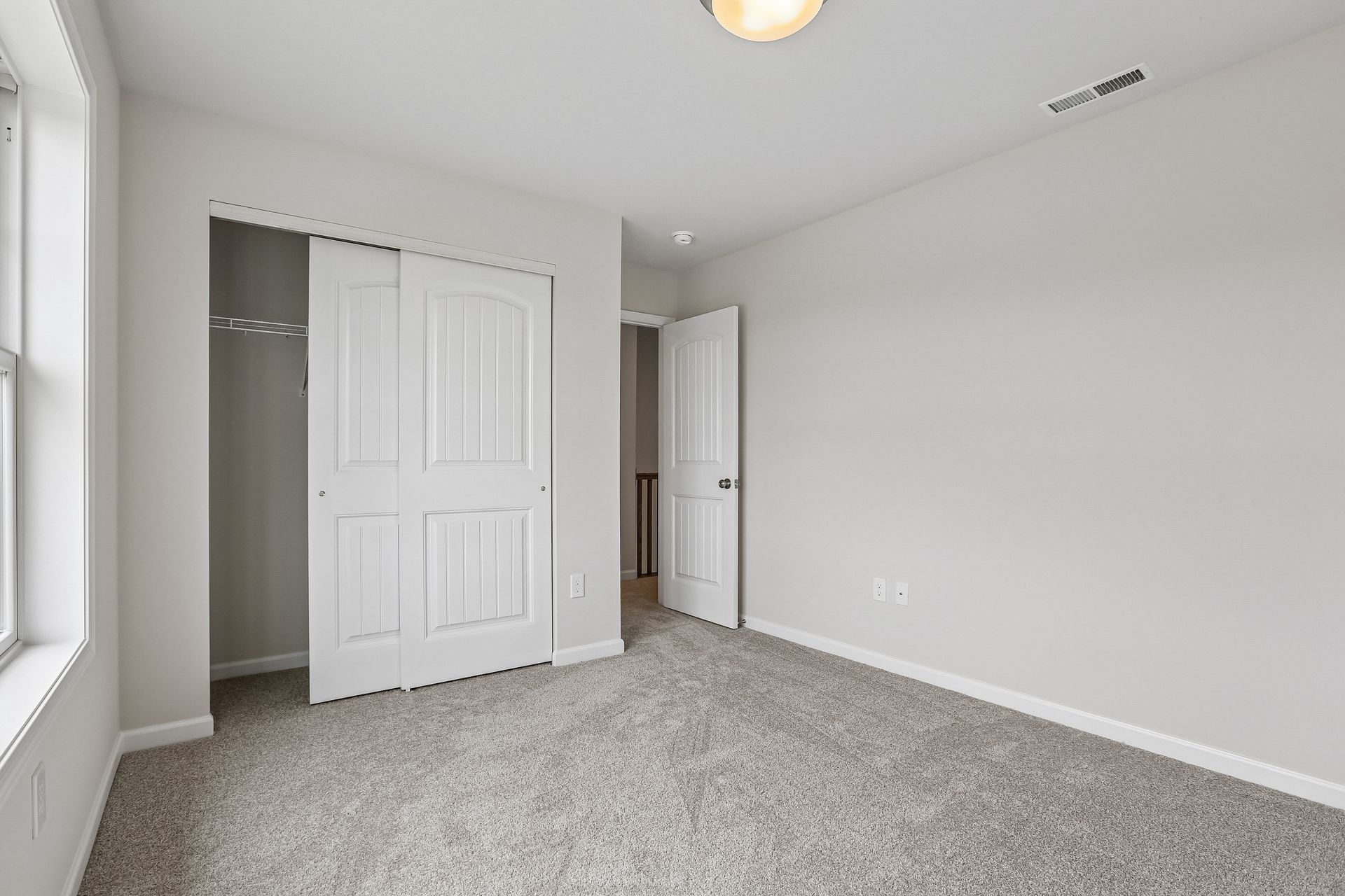 Crestmont-C-AV33-Bedroom-2-2