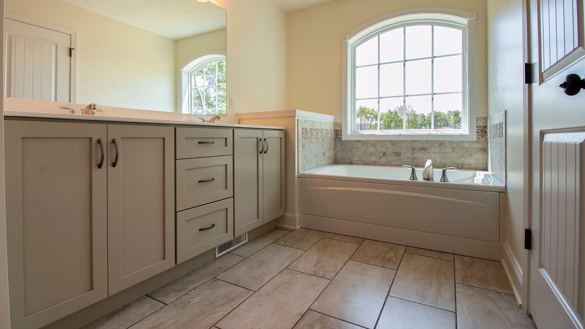 Luxury owners bath with soaking tub in Aspen floorplan