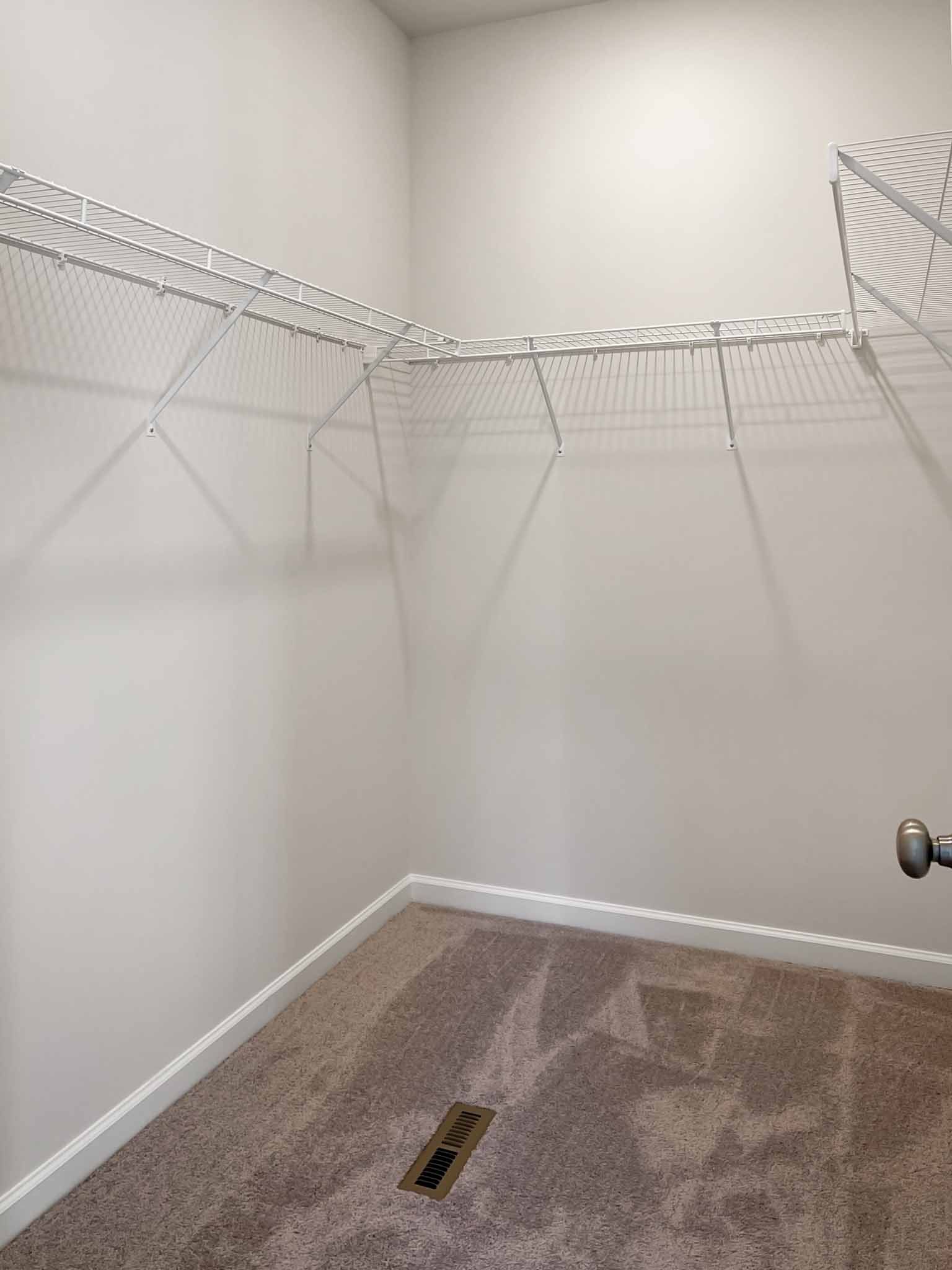 Closet with u-shaped wire shelving