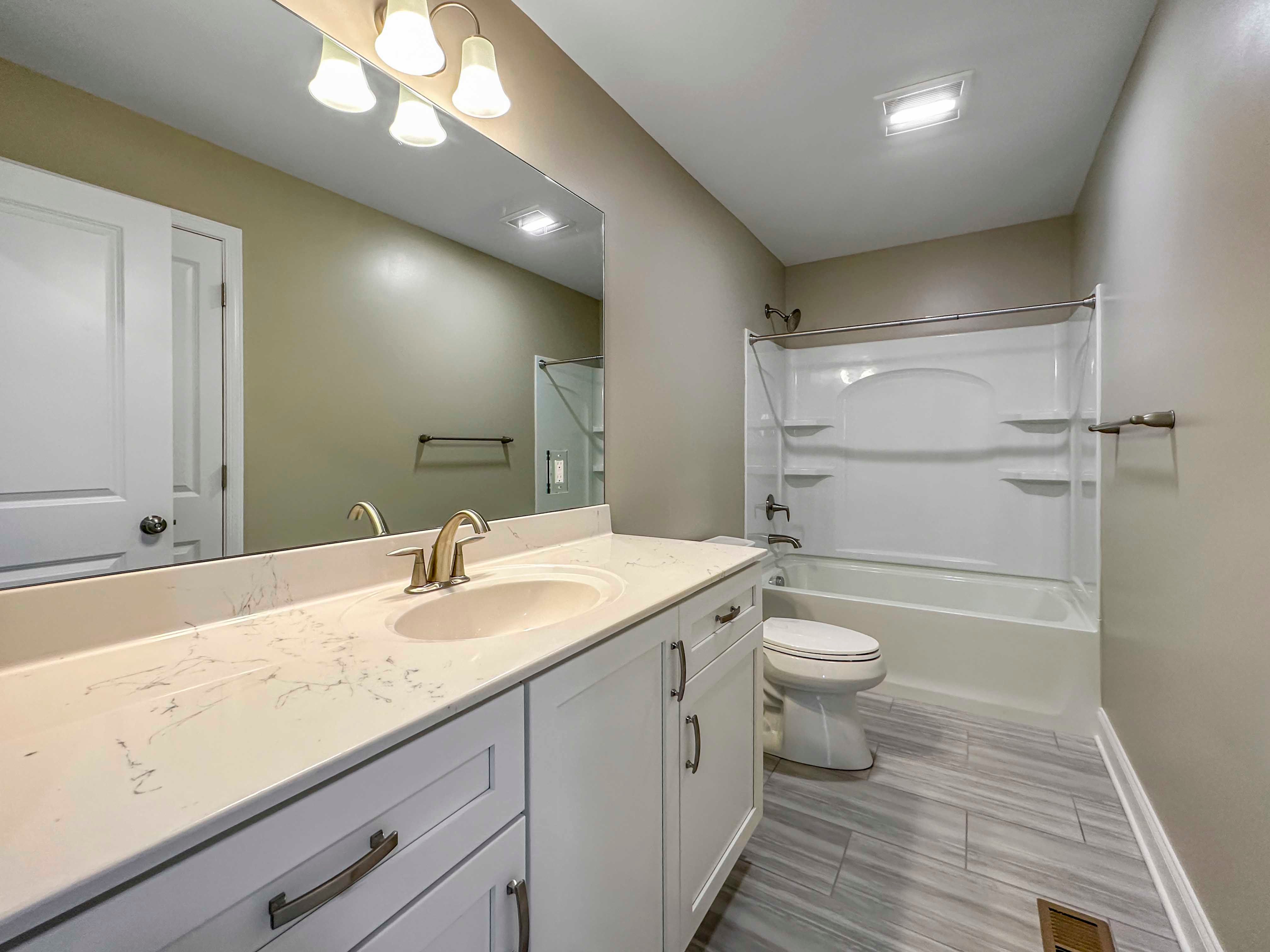 Secondary Bathroom - Bath/Shower Combo with large single vanity, white cabinetry, large mirror
