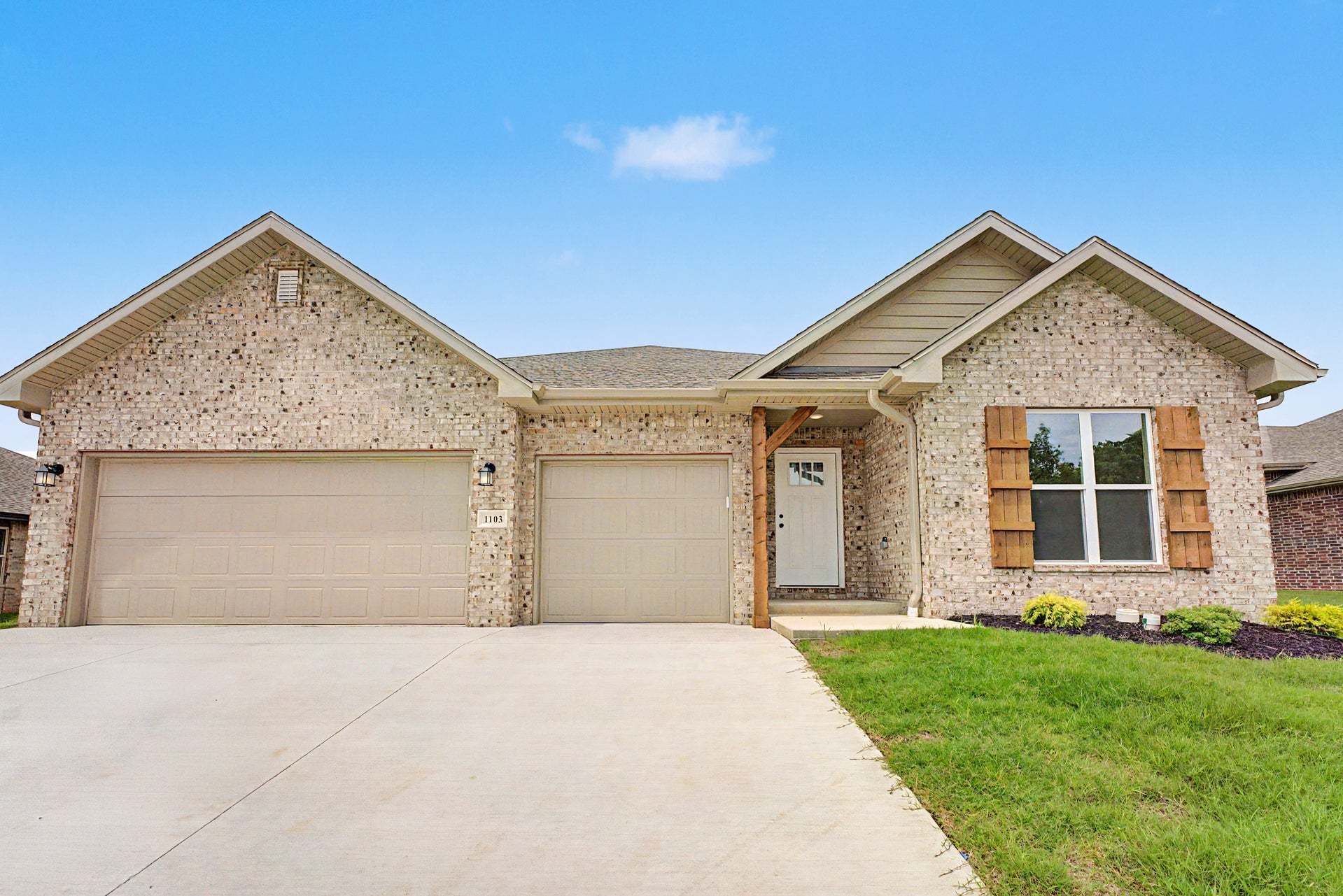 1750-4 3-Car - Finley Crossing: Ozark, Missouri - Schuber Mitchell Homes