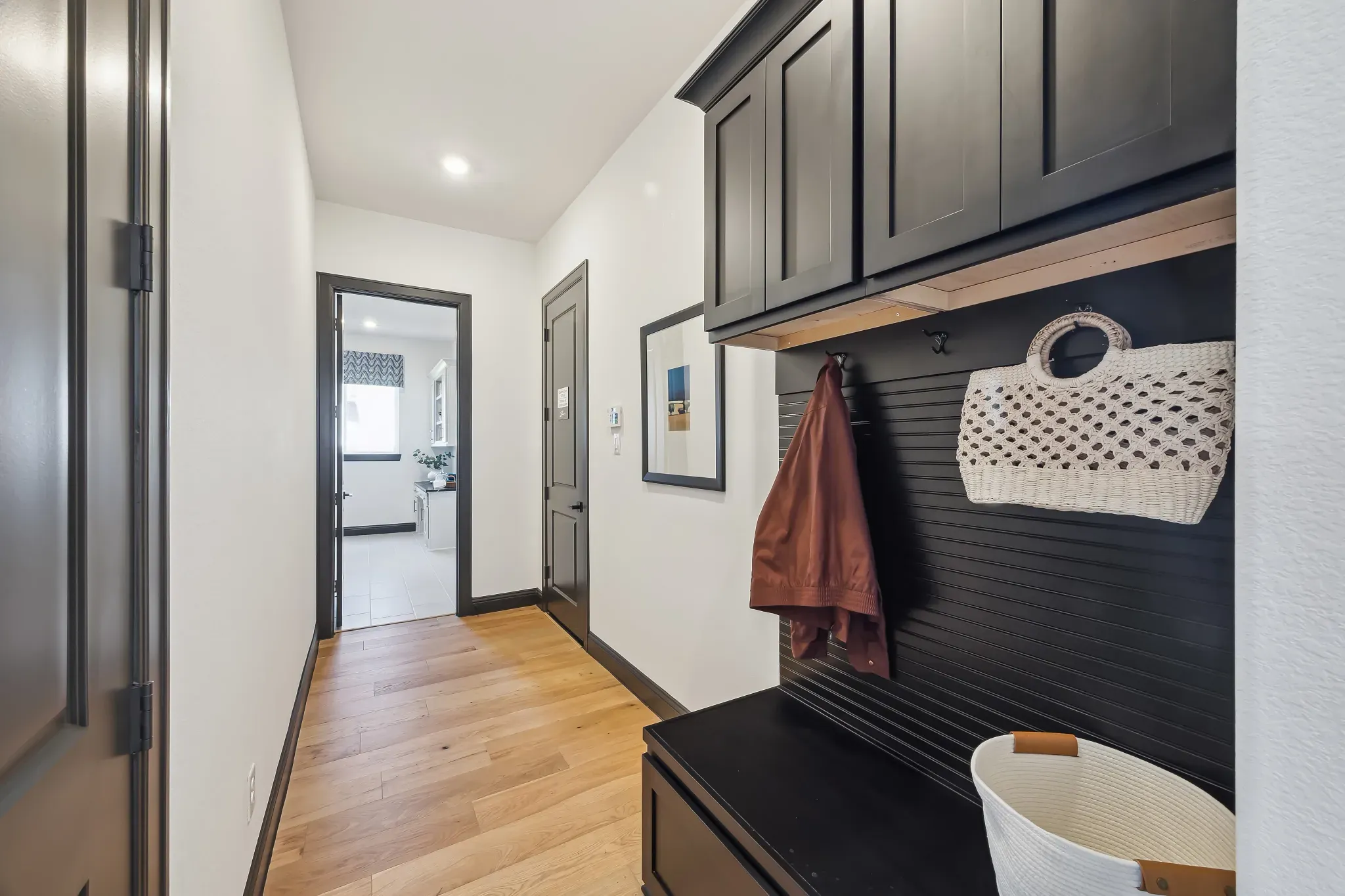 Plan 5058 valet - staged